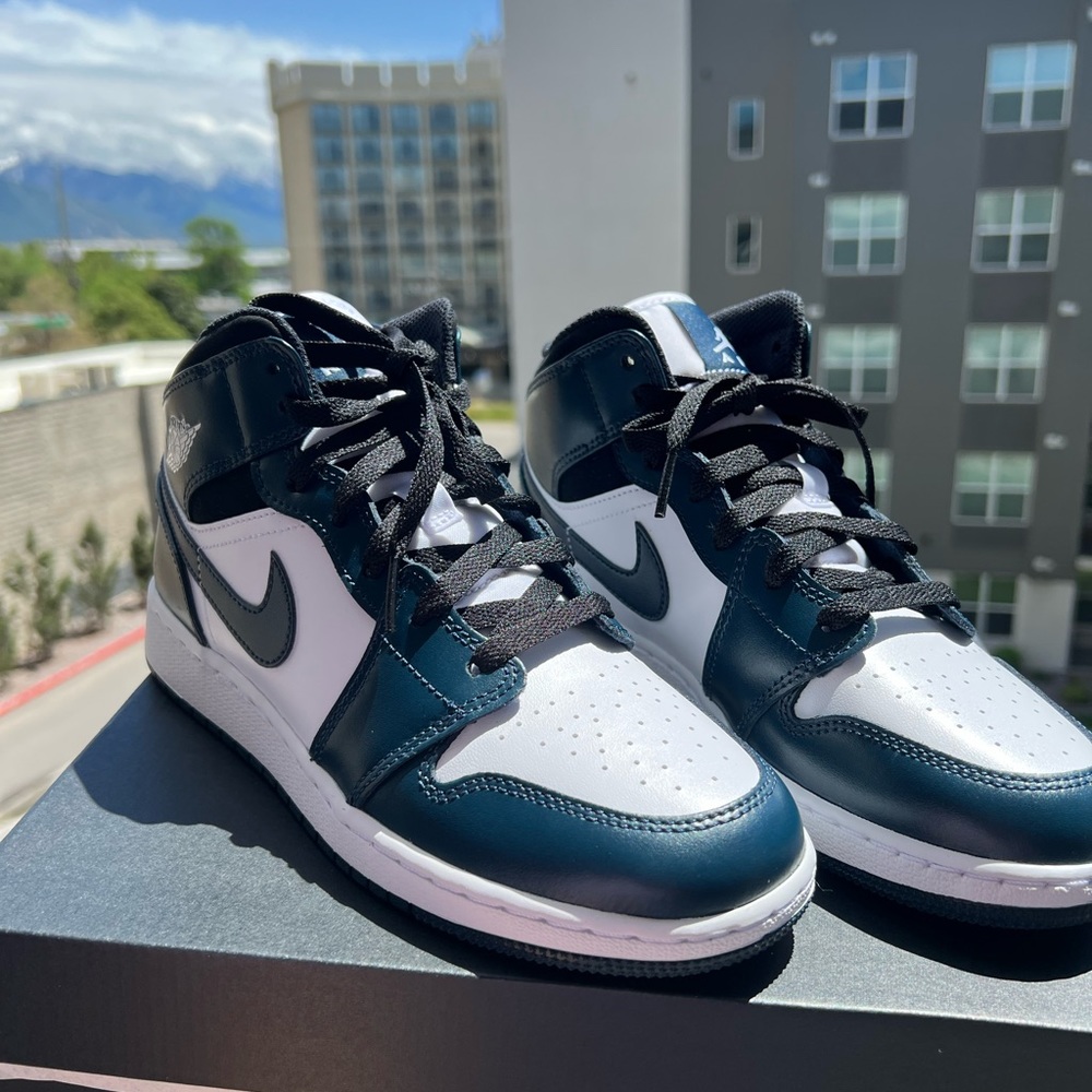 Air Jordan 1 Mid Armory Navy - 6.5Y/8W